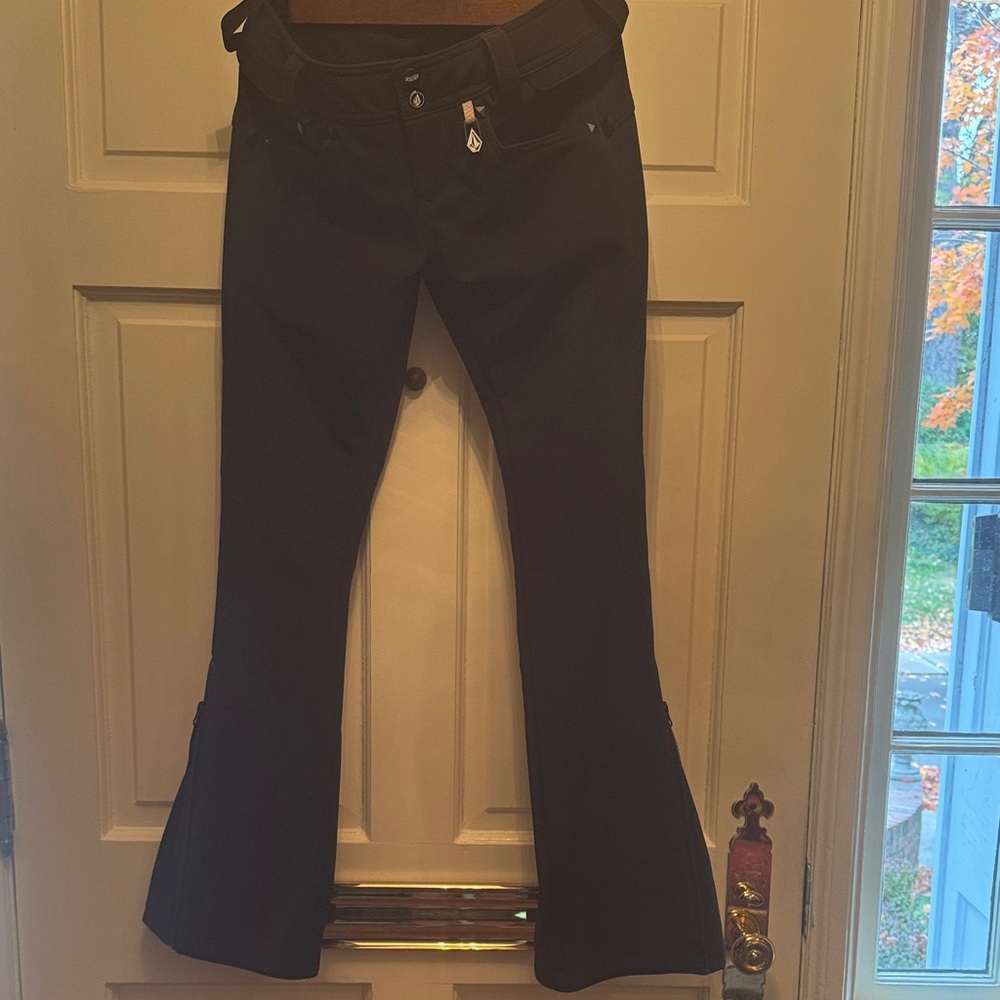 Black Flared Volcom boarder/ski pants in perfect condition.